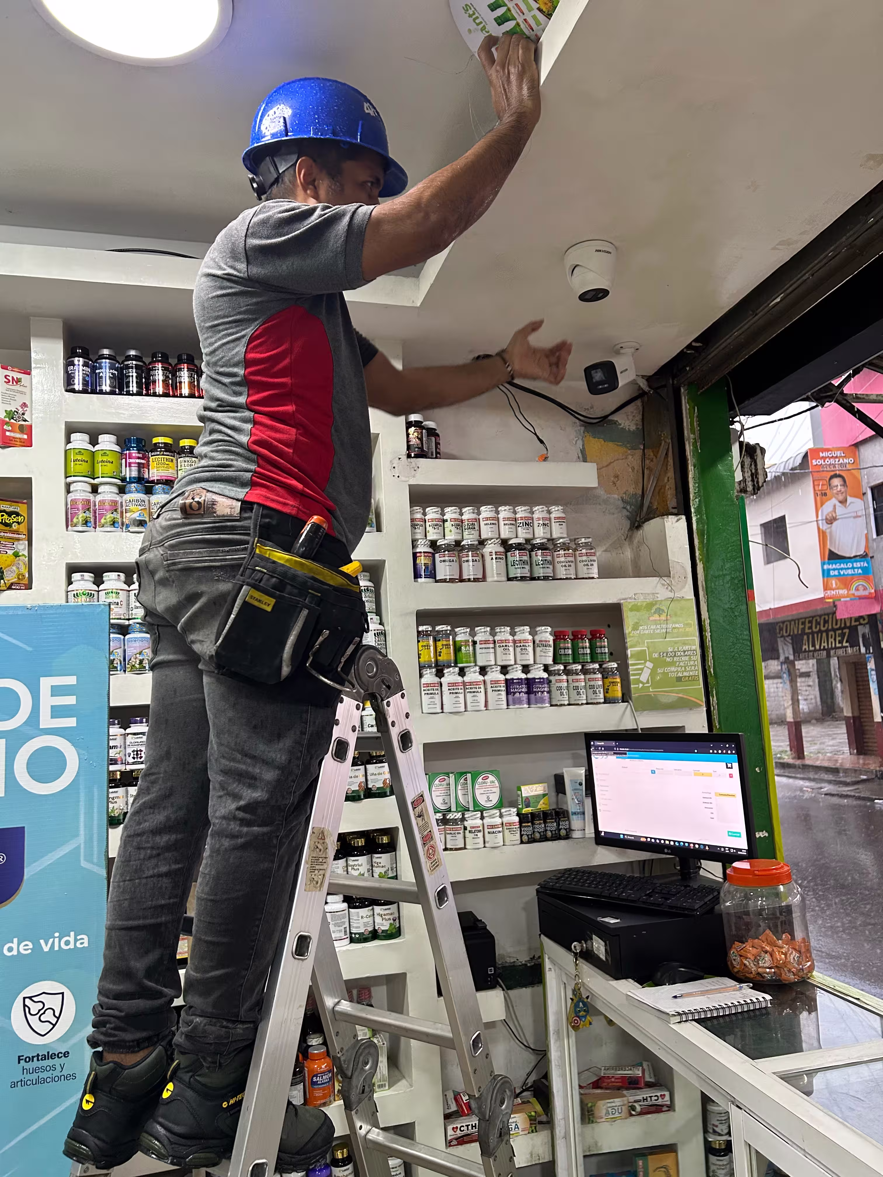 Técnico realizando mantenimiento preventivo de cámaras de seguridad y DVR